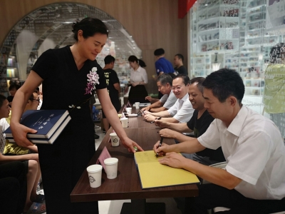 “官书”走向大众！《德州市志（1986—2011）》现场签赠，一起来看这26年间的德州全景图