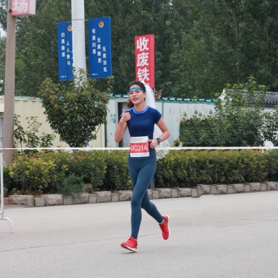齐河军嫂王月仙戴头纱参加比赛|马拉松比赛中的“最美新娘”