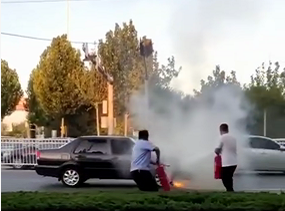 好样的！路遇私家车自燃，德州两名公交司机变身“消防员”，提起灭火器就上！