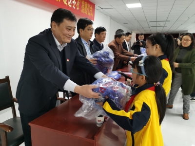“情系特校 暖冬送衣”活动举行