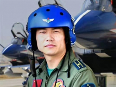 独家|今天阅兵式飞机彩色拉烟横穿天际，你知道吗？其中一架由德州籍飞行员驾驶