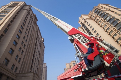 2分钟登上17层楼顶！德州消防攀上新高度，登高救援作业56米 灭火作业近百米