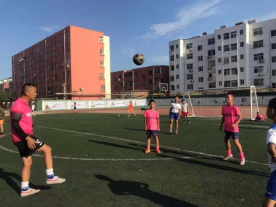 57岁老人张爱军将对足球的热爱倾注在青少年身上 | 愿为校园足球发展贡献力量