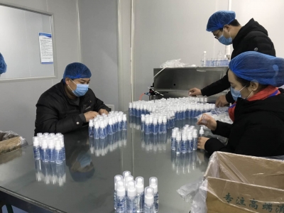 新春走基层 | 德州多家消毒品企业加班加点忙生产，保障疫情防控产品供应