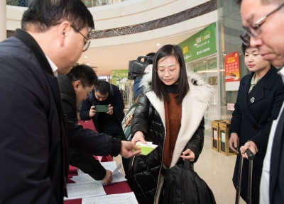24秒 | 出席市十八届人大四次会议的代表陆续报到