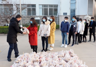 放弃一线城市订单，德州爱心企业750斤“欧防风”捐赠德报一线记者