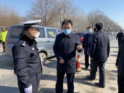 ［配乐诗朗诵］疫情面前的警察 