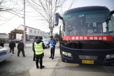 德建集团：专车点对点接送工人复工　