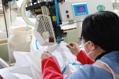 凌文到平原县重点防疫物资生产企业调研