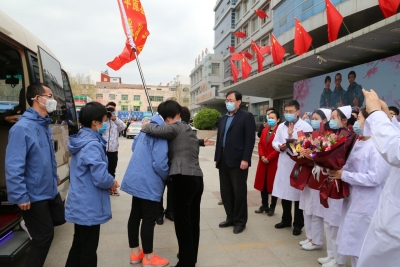 平原：最高礼遇欢迎援助湖北医疗队队员凯旋 县委书记给了3个大大的拥抱 