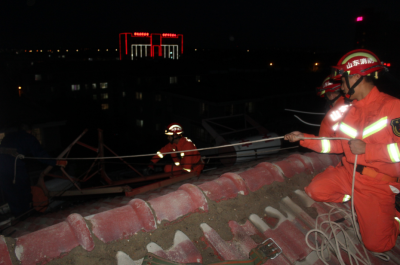 紧急！德州一小区太阳能热水器悬挂在楼顶！随时坠落！还好消防员来了！
