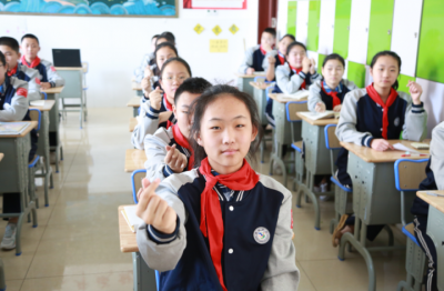 德城区明诚学校：520 爱要大声说出来 七年级复课典礼