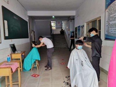 德州市二职专：邀请托尼老师上门，免费为学子理发