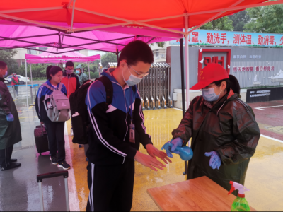 暖心陪护 终归校园！宁津第一实验中学学生侯朝君的开学第一天