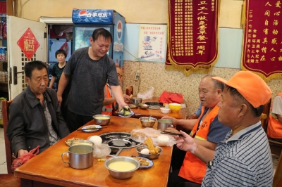 免费请环卫工吃早餐这件事儿，宁津谢金虎5年未间断，合计支出27万余元