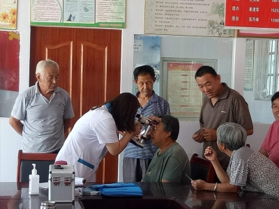 全国爱眼日，德报驻武城高王庄第一书记邀请专家为村民义诊