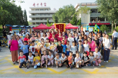 老师，您辛苦了！德州30余名幼儿园家长自发向老师赠锦旗