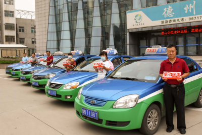 德州这个出租车队坚持爱心送考13年：“我们想通过这种方式为考生加油”！