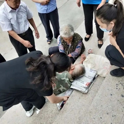 老人突发疾病，禹城法院干警暖心一幕