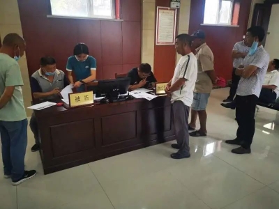 庆云法院帮你“讨薪”，12名农民工拿回工资