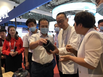 国际文旅博览会首日，省委常委、宣传部部长于杰，副省长凌文参观德州展区
