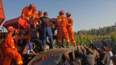 惊！男子双脚卷入收割机，德州消防破拆救援