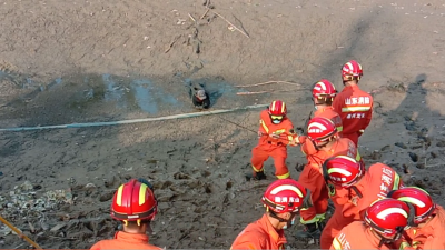 六旬老汉陷泥沼 消防员火速营救