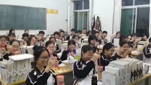 中秋节到了，德州一高三班主任自费为全班同学买奶茶！这样的老师你羡慕了吗
