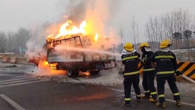 视频 | 齐河：满载纸箱的货车起火 消防员紧急救援
