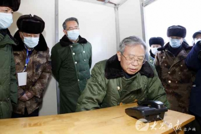 刘家义在栖霞笏山金矿爆炸事故现场指挥救援工作，与被困矿工进行通话