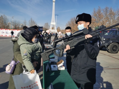 庆祝首个警察节|经开公安邀请市民体验炫酷警用装备