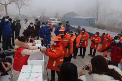 如此“粥”到！德州志愿者请环卫工人喝腊八粥 