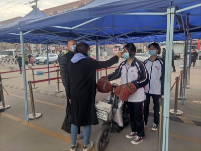 德州市中小学今日开学，学生分批错峰排队入校｜实时更新