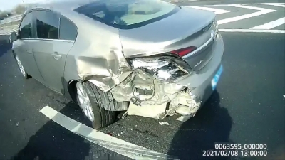 青银高速夏津段一男子随意停车，下一秒大货车撞了上来！