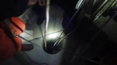 “头盔碍事了！”临邑一消防员两次倒悬下井救人