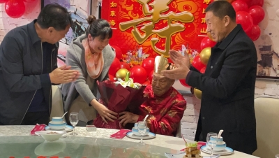 致敬！德州百岁老兵庆生  高歌《没有共产党就没有新中国》