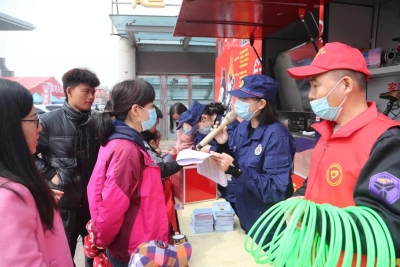 德州消防“摆摊”套圈赢大奖  寓教于乐宣传消防知识