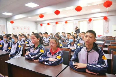 学党史祭英烈 弘扬五四精神 | 孟祥斌烈士妻子叶庆华为1500余名师生作红色宣讲报告