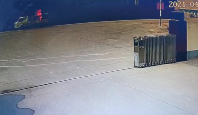 3分钟，扑灭着火车厢｜为这群冲向火场的小伙子们点赞