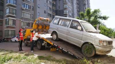 创建全国文明城市 | 德报到帮包社区督促“僵尸车”清理