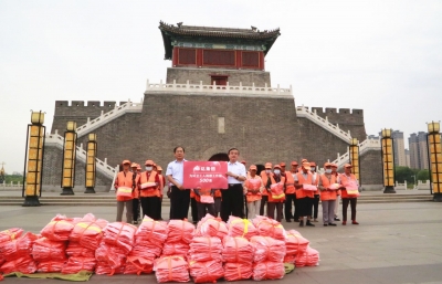 送关怀 暖人心！平原华达集团为全县环卫工人捐赠工作服