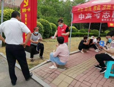 德州福彩志愿服务队为中考考生保驾护航