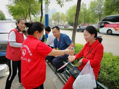 护航高考 | 组建爱心服务车队 开通24小时救援服务热线 ，德州市义工志愿者连续5年助力中高考