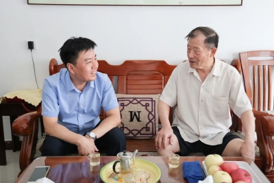 齐河法院院长走访慰问离退休老党员和困难党员