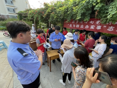 我为群众办实事 | 市妇联联合交警向群众发放260余个安心头盔