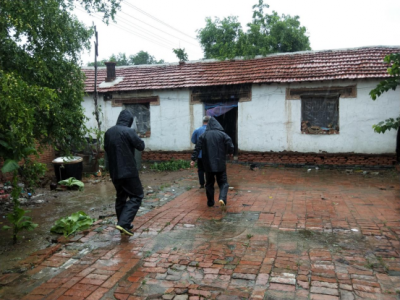 暖心 | 陵城区丁庄镇雨中巡查危房  确保群众安全
