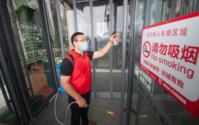德报记者体验澳德乐时代广场消毒员的日常：日行3万余步，喷洒近200升消毒水