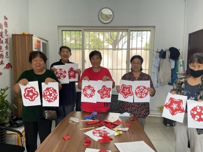 ​德州诚建物业公司在北园小区开展剪纸活动