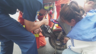 惊险！女童脚卡电动车，德州消防紧急解救