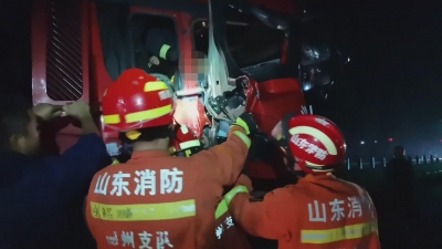 雨夜突发车祸一人被困 德州消防火速救援